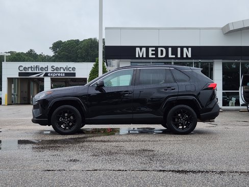 Used 2021 Toyota RAV4 LE image 4