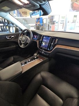Used 2022 Volvo XC60 B5 Momentum image 36
