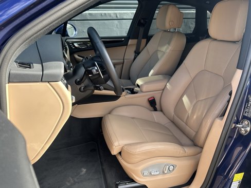 Certified 2025 Porsche Macan image 16