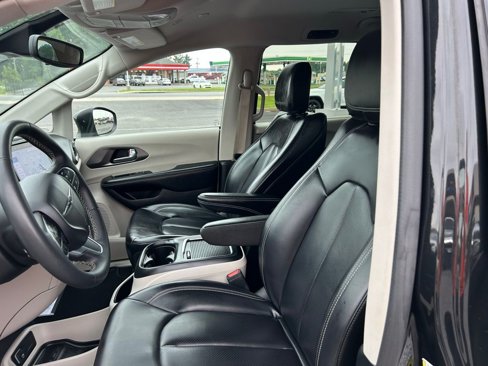 Used 2023 Chrysler Pacifica Touring-L image 15