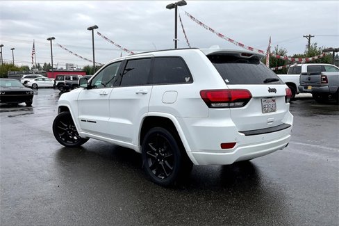 Used 2018 Jeep Grand Cherokee Altitude image 2