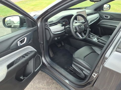 Used 2024 Jeep Compass Latitude image 6