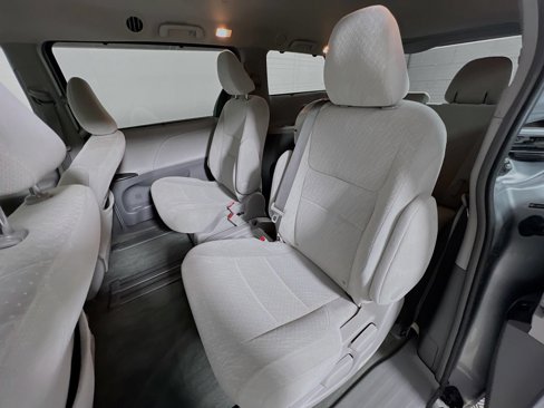Used 2015 Toyota Sienna LE image 28