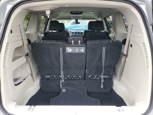 Used 2019 Chrysler Pacifica Touring-L image 8