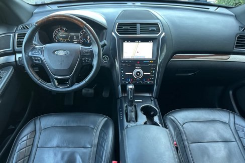 Used 2017 Ford Explorer Platinum image 3