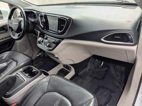 Used 2021 Chrysler Pacifica Touring-L image 38