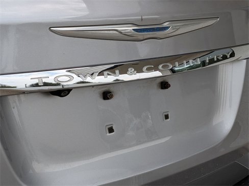 Used 2015 Chrysler Town & Country Touring-L w/ Driver Convenience Group image 9