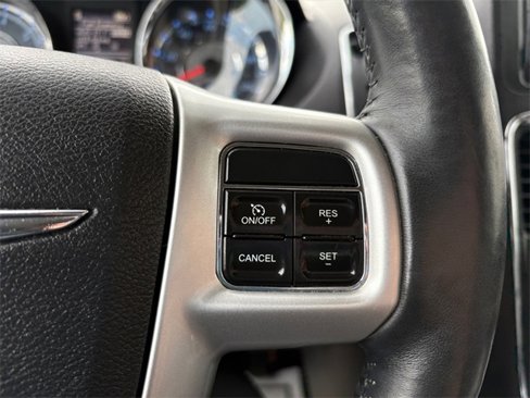 Used 2016 Chrysler Town & Country Touring-L w/ Driver Convenience Group image 14