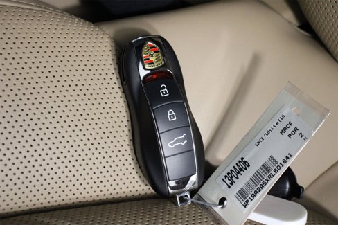 Certified 2024 Porsche Macan image 34