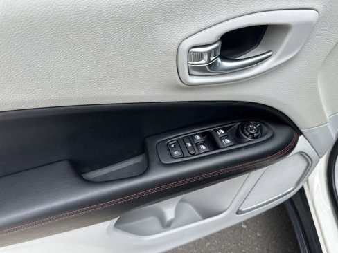 Used 2020 Jeep Compass Limited image 9