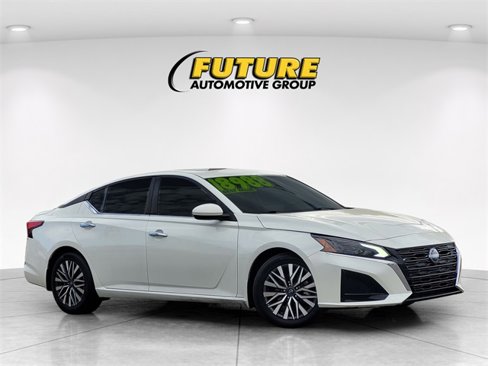 Used 2023 Nissan Altima 2.5 SV w/ SV Premium Package image 1