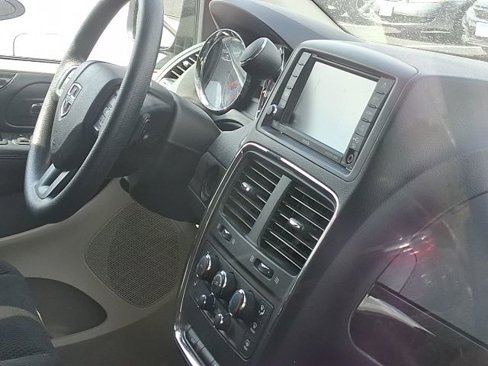 Used 2019 Dodge Grand Caravan SE w/ UConnect Hands-Free Group image 16
