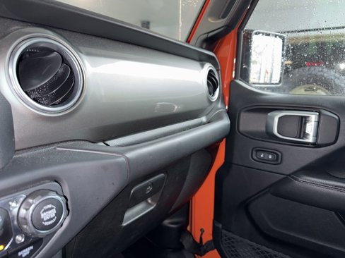 Used 2018 Jeep Wrangler Unlimited Sahara image 16