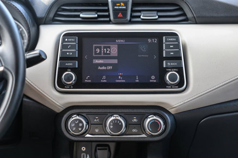 Used 2021 Nissan Versa SV image 3