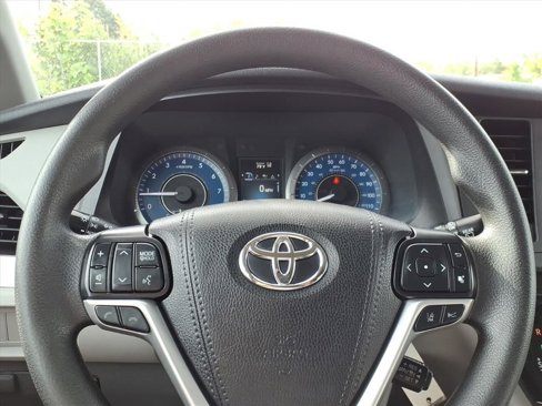 Certified 2019 Toyota Sienna LE image 29