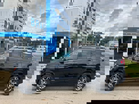Certified 2024 GMC Terrain SLT image 1