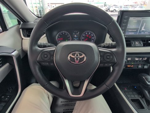 Used 2020 Toyota RAV4 XLE Premium image 27