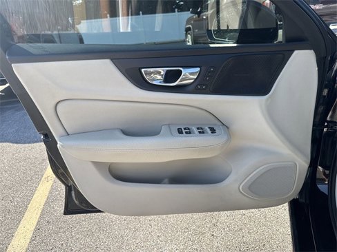 Used 2019 Volvo S60 T6 Momentum w/ Multimedia Package image 27