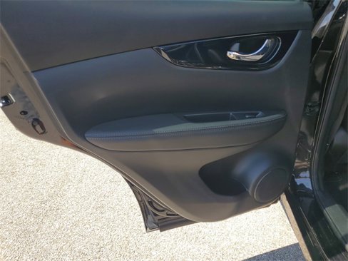 Used 2017 Nissan Rogue Sport SL image 31