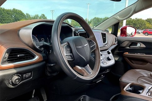 Used 2018 Chrysler Pacifica Limited image 17