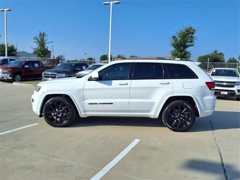 Used 2017 Jeep Grand Cherokee Altitude image 15