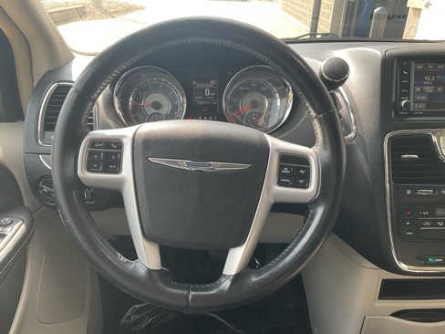 Used 2014 Chrysler Town & Country Touring image 11