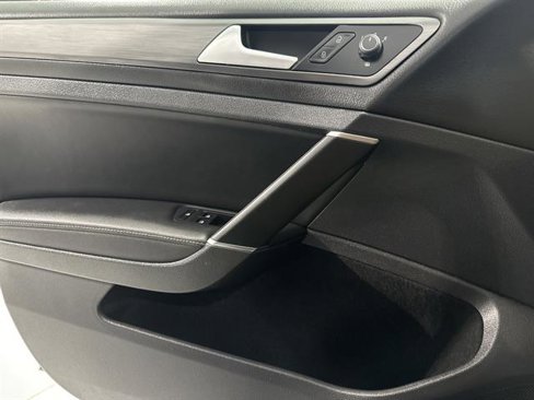Used 2019 Volkswagen Golf SE image 32