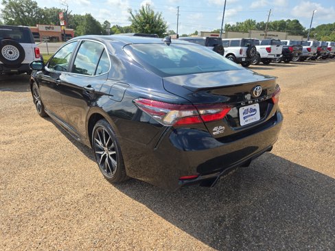 Used 2024 Toyota Camry SE image 3
