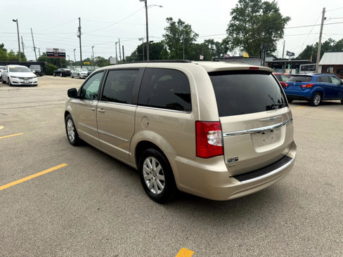 Used 2015 Chrysler Town & Country Touring image 4