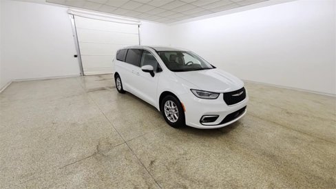 Used 2023 Chrysler Pacifica Touring-L image 2