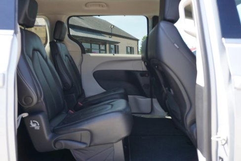 Used 2022 Chrysler Pacifica Touring-L image 27