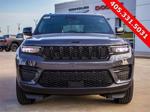 New 2025 Jeep Grand Cherokee Altitude image 4