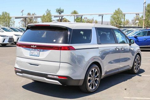 Used 2024 Kia Carnival EX image 9
