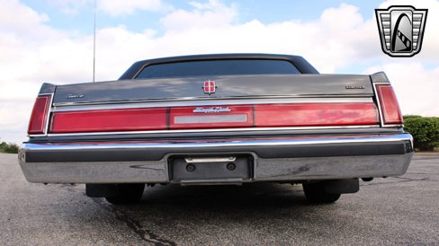 Used 1986 Lincoln Town Car image 6