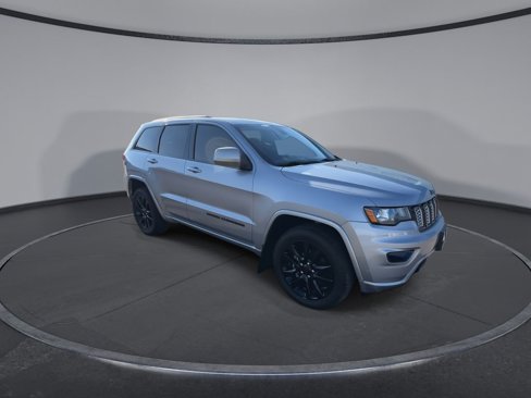 Used 2018 Jeep Grand Cherokee Altitude image 2