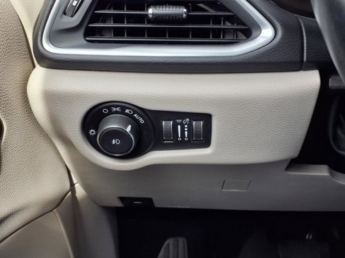 Used 2018 Chrysler Pacifica Touring-L Plus image 22