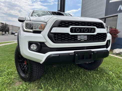 Used 2022 Toyota Tacoma TRD Off-Road image 3
