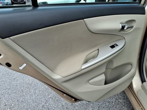 Used 2013 Toyota Corolla LE image 9