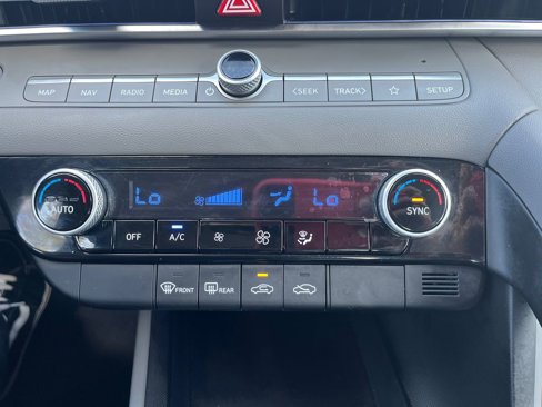 Used 2024 Hyundai Elantra SEL image 25