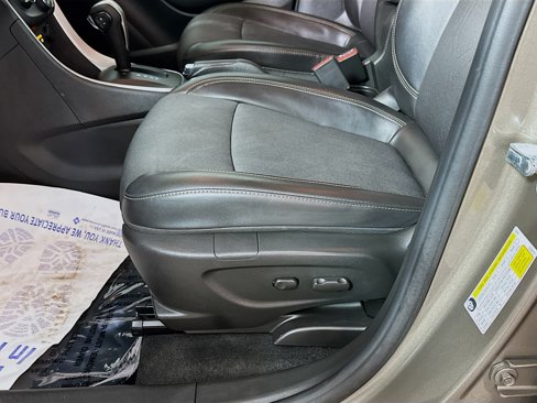 Used 2020 Chevrolet Trax LT w/ LT Convenience Package image 17