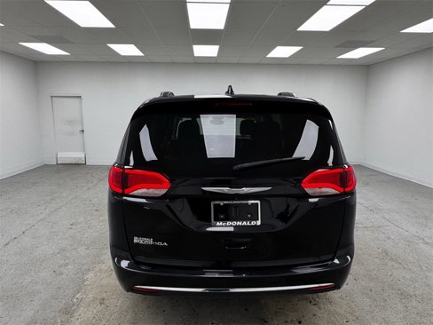 Used 2017 Chrysler Pacifica Touring-L Plus image 6