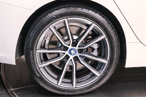 Certified 2022 BMW 330e w/ Convenience Package image 11