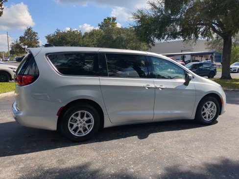 Used 2022 Chrysler Voyager LX image 4