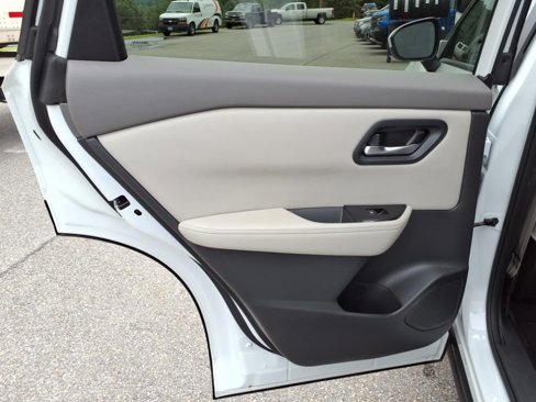 Used 2024 Nissan Rogue SV image 37