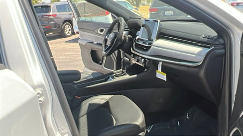 New 2025 Jeep Compass Latitude image 11