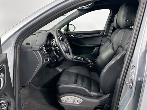 Certified 2024 Porsche Macan image 5
