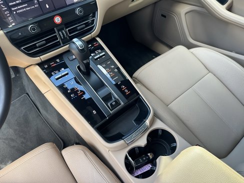 Certified 2025 Porsche Macan image 23