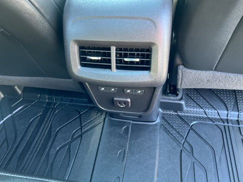 Used 2023 Chevrolet Equinox Premier image 23