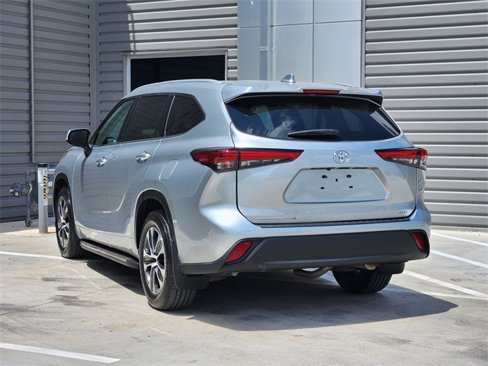 Used 2022 Toyota Highlander XLE image 6