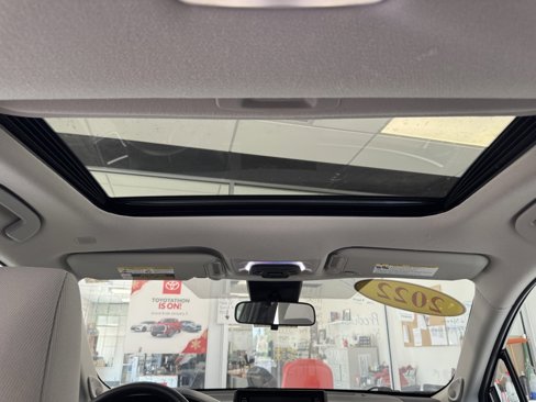 Used 2022 Toyota Corolla Cross LE w/ Moonroof Package image 7